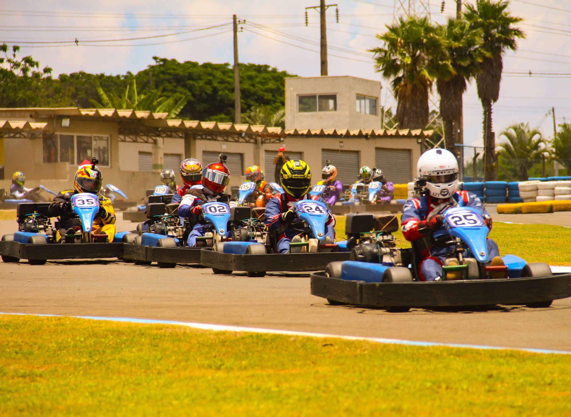 Pelotão de karts disputando o Natale 2021