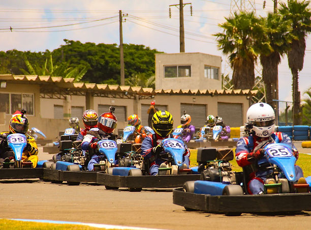 Pilotos disputando uma etapa do Kart Veloce