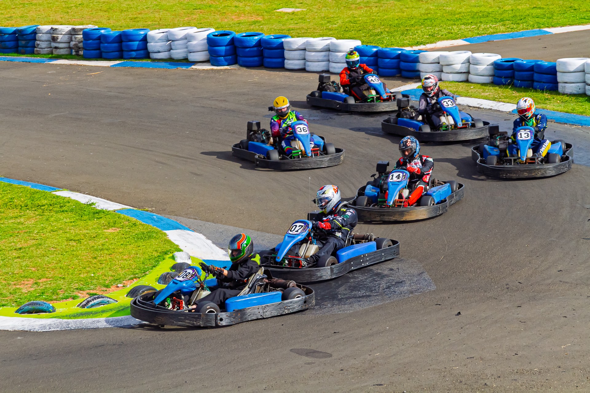 Pilotos disputando uma curva no Natale 2025